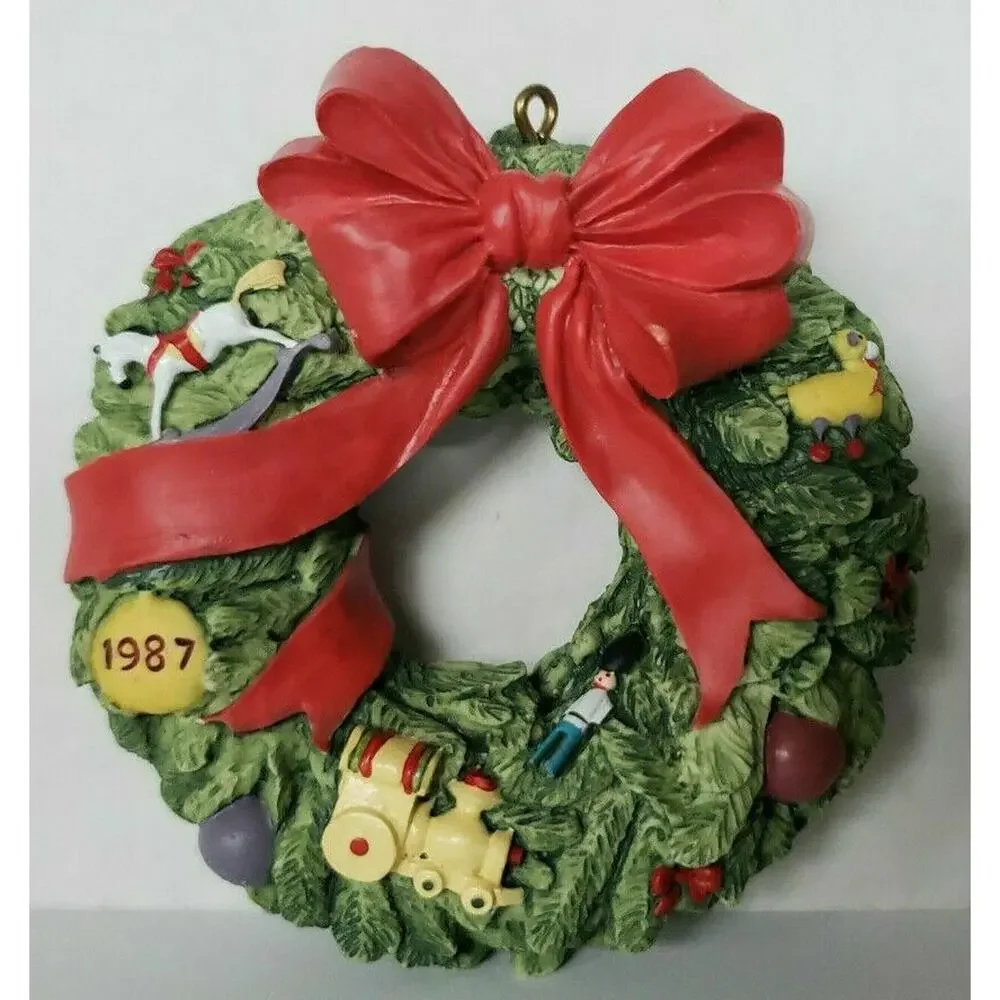 1987 Hallmark 'Wreath Of Memories' Dated Charter Club Ornament In Box‎ U19